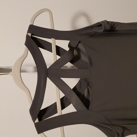 2. Tops - A.U.W criss-cross top - Picture 4 of 7